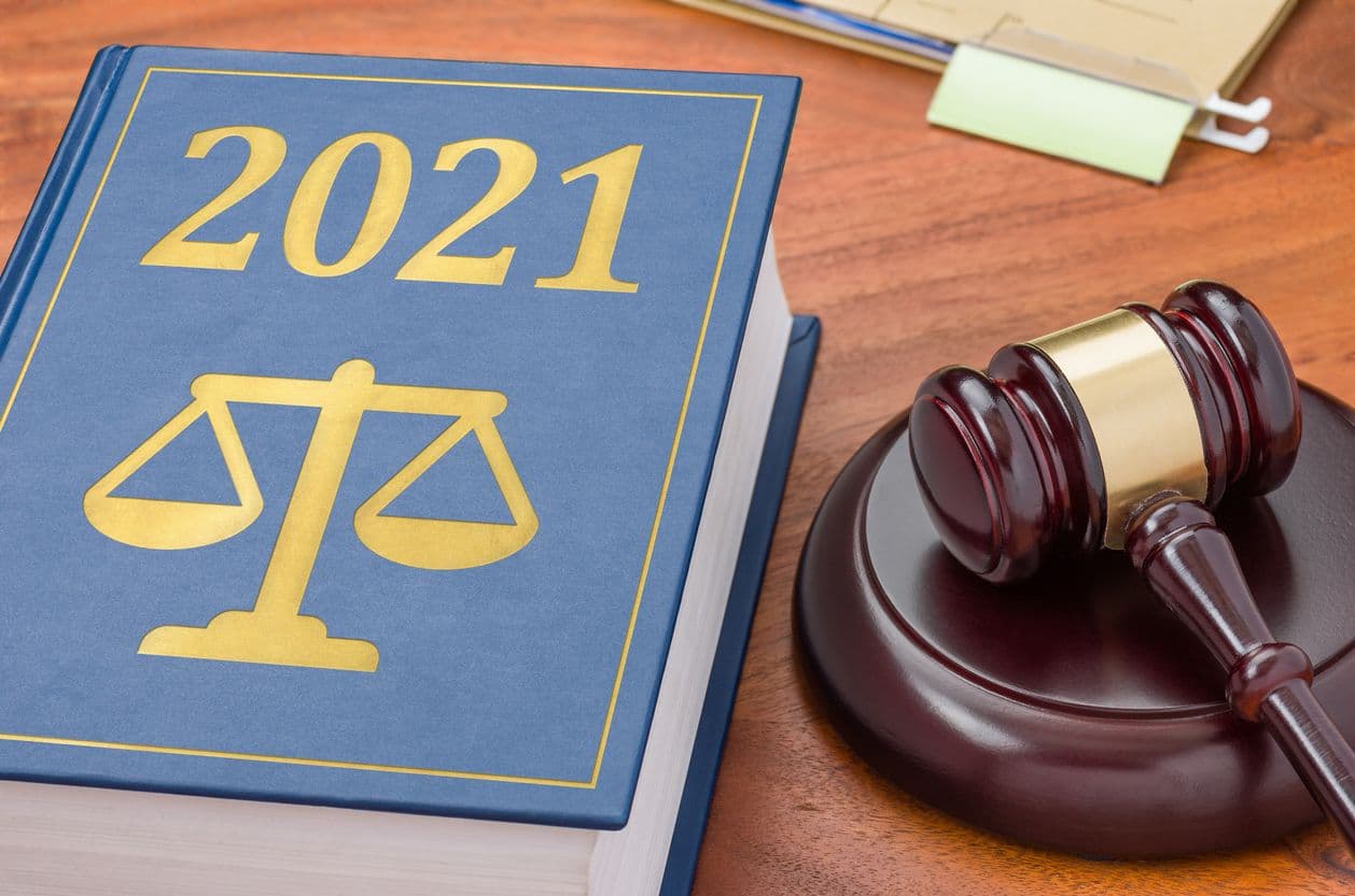 En lagbok med 2021 på